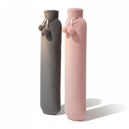 Bouillotte à eau IceRelief haute densité - variantes grise velours et rose peluche avec pompons, vue 3/4 studio fond blanc