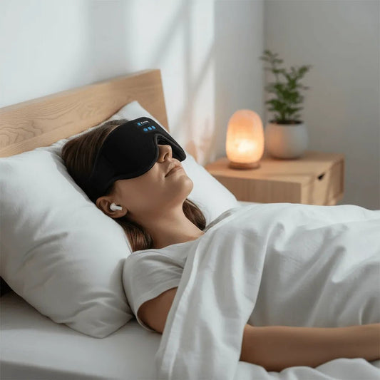 Femme dormant avec masque Bluetooth IceRelief contre les ronflements et la lumière