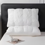 Oreiller ergonomique en mousse à mémoire de forme IceRelief posé sur un lit, soutien cervical optimal pour sommeil profond