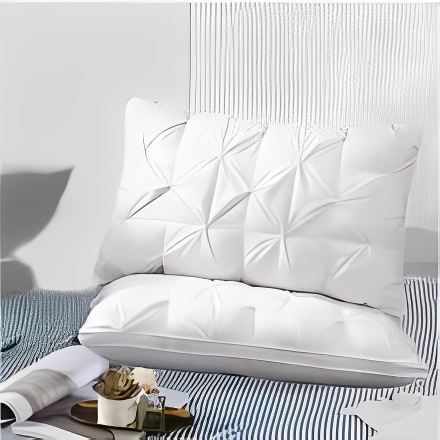 Oreiller IceRelief posé sur un lit moderne, confort et design élégant pour la chambre