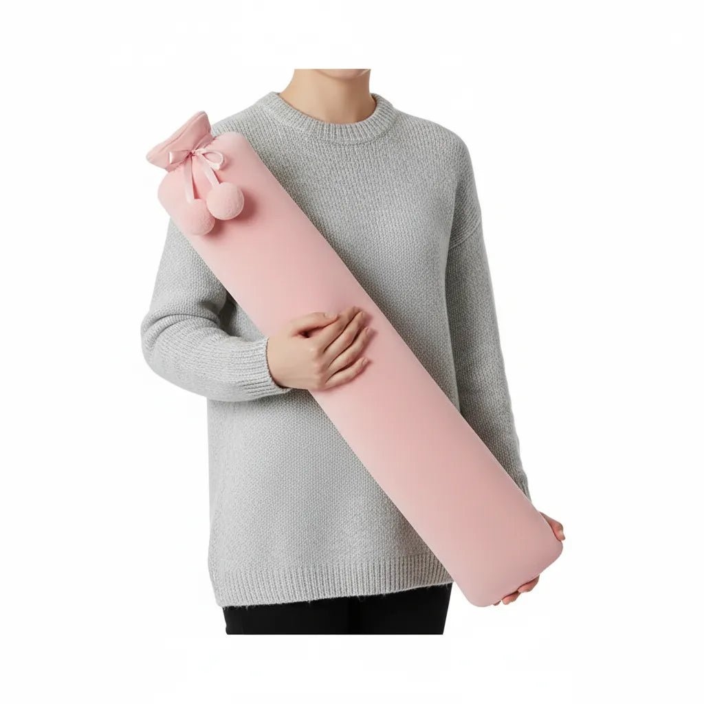 Bouillotte rose IceRelief extra longue 76cm tenue par une femme - Démonstration taille réelle pour soulagement douleurs