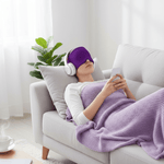 Bonnet anti-migraine gel froid violet - femme écoutant musique relaxation soulagement maux de tête
