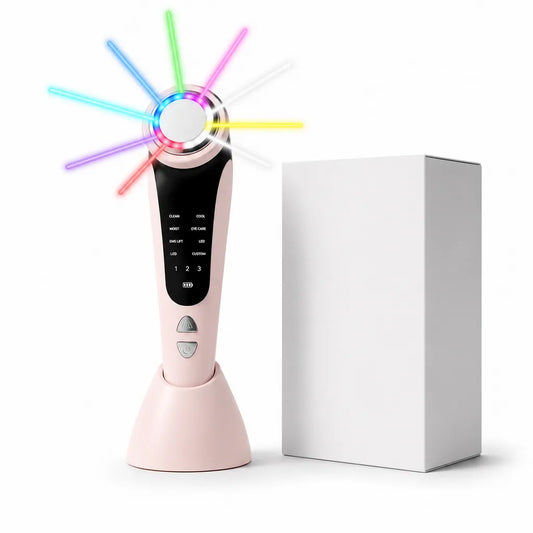 Masseur visage LED 7-en-1 IceRelief rose avec photothérapie multicolore, effet lifting anti-rides et boîte blanche minimaliste sur fond studio blanc.