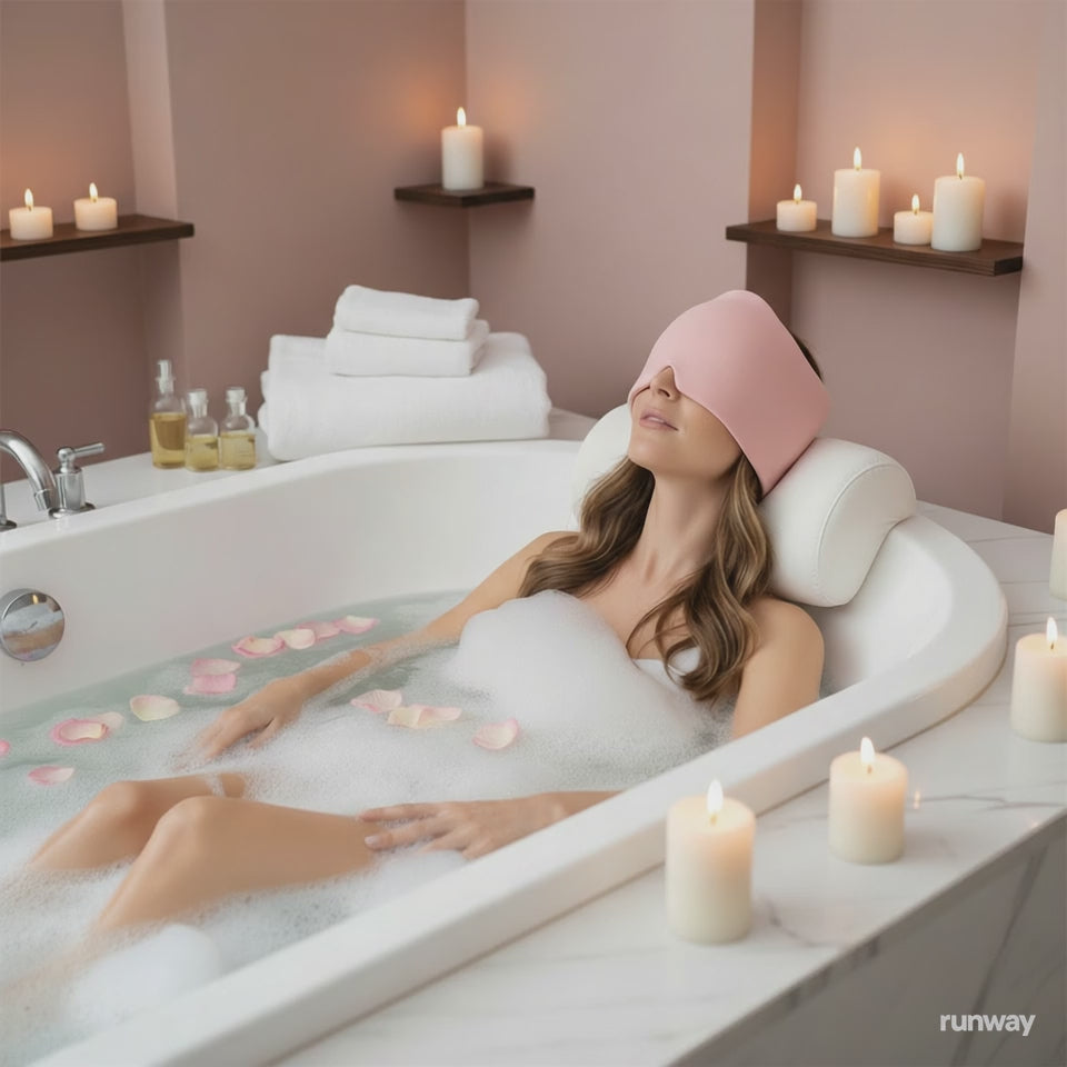 Femme utilisant un bonnet anti-migraine gel froid rose pour soulager ses maux de tête naturellement - Détente et bien-être
