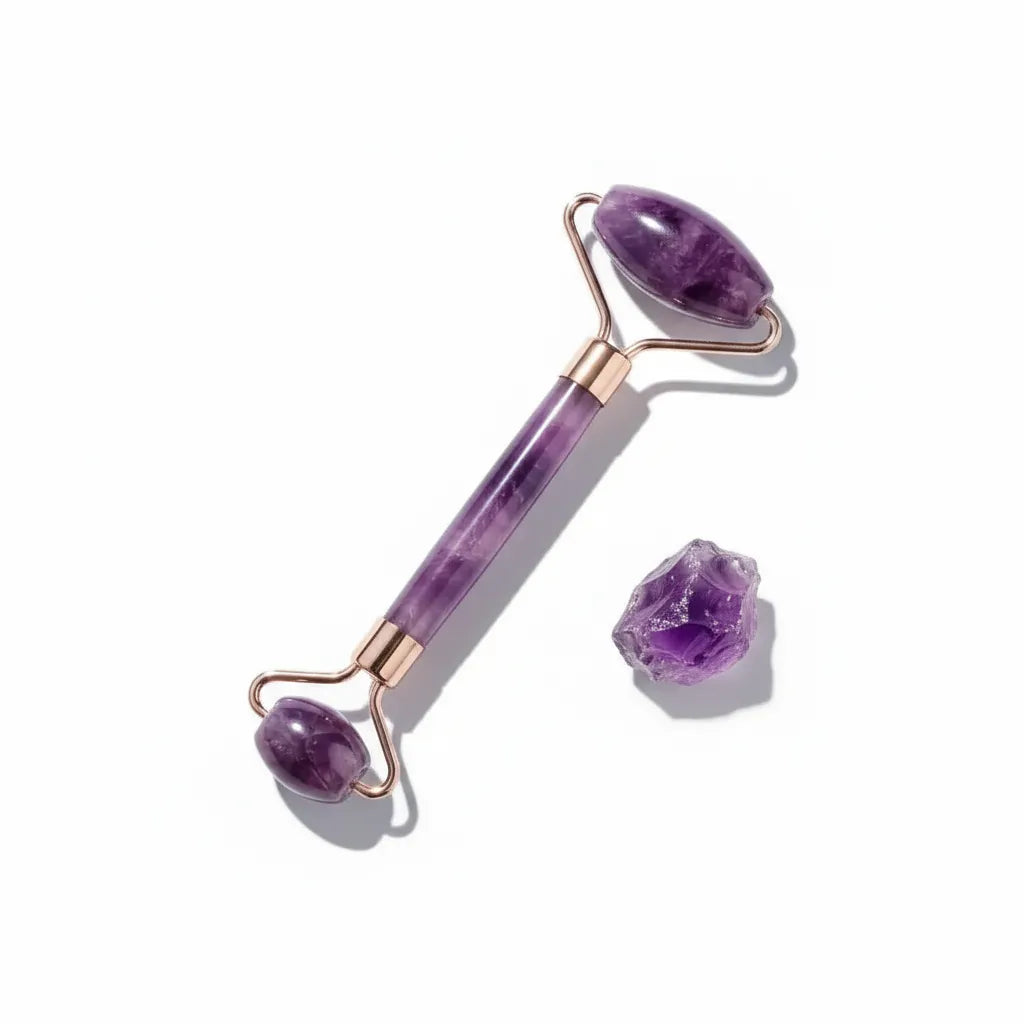 Roller améthyste violet IceRelief monture rose gold avec pierre améthyste - massage visage lifting anti-rides, studio fond blanc