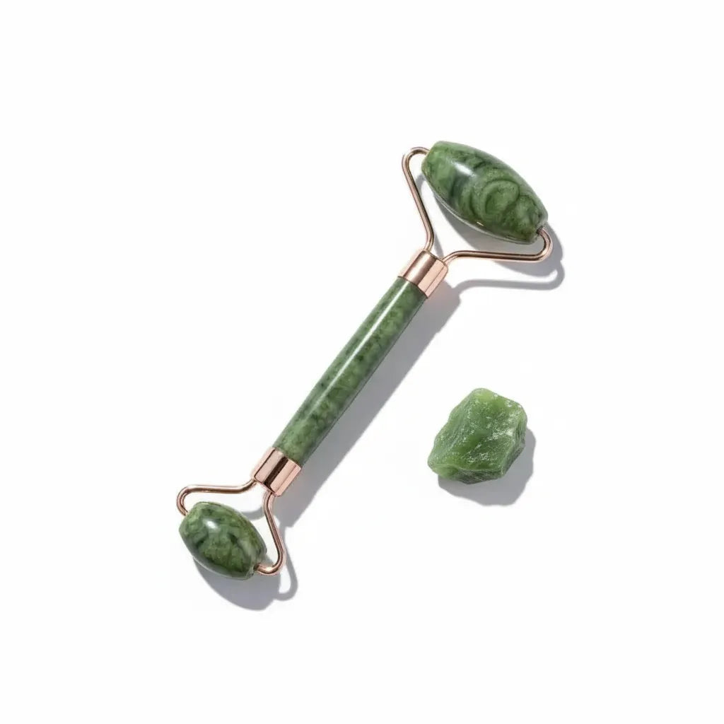 Roller jade vert IceRelief monture rose gold avec pierre jade - massage visage lifting naturel, studio fond blanc