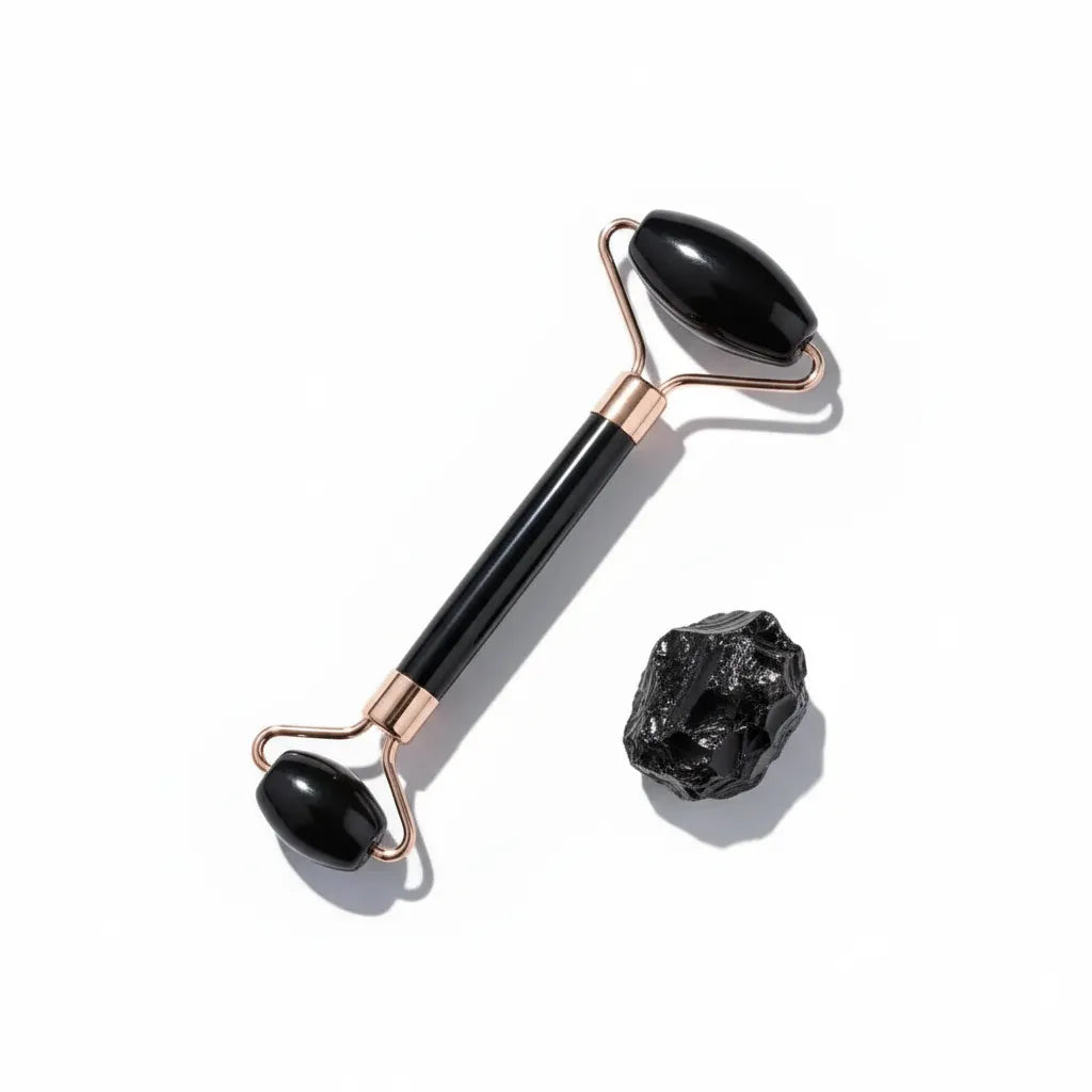 Roller obsidienne noire IceRelief monture rose gold avec pierre obsidienne - massage visage anti-âge lifting, studio fond blanc