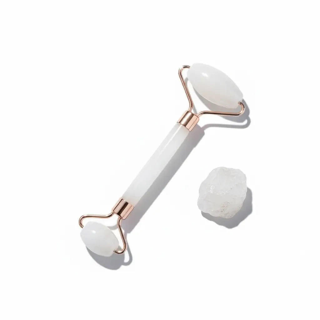 Roller quartz blanc IceRelief monture rose gold avec pierre quartz - massage visage éclat lifting, studio fond blanc